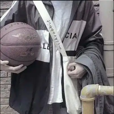 篮球场上,男生自认为酷到炸的3行为,在女生眼中贼恶心
