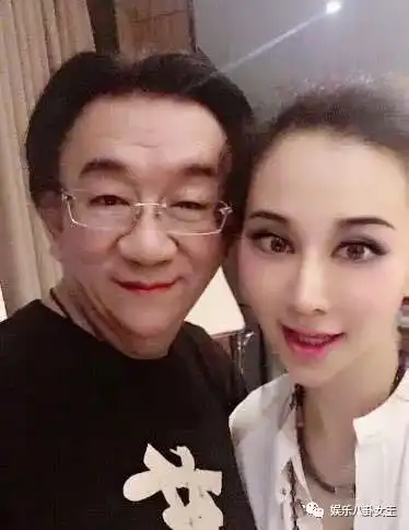 侯耀华买a货送爱徒,没想被网友扒出后,否认师徒关系
