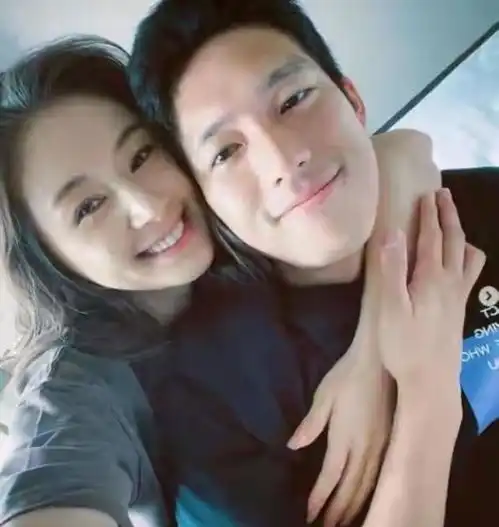 王子文与吴永恩夜晚约会,街头牵手搂腰好黏人,苗条身材超性感
