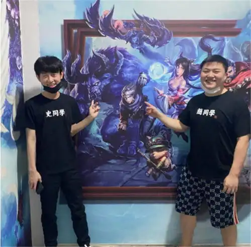 神都没人认识uzi停播带女友小明四处玩,上街后场面有点尴尬
