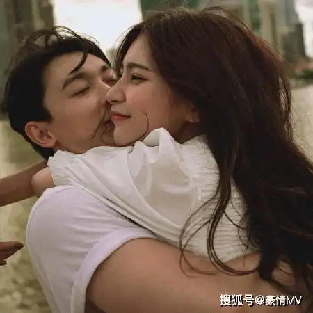 满眼都是对方的情侣组图甜蜜爱情一男一女图片
