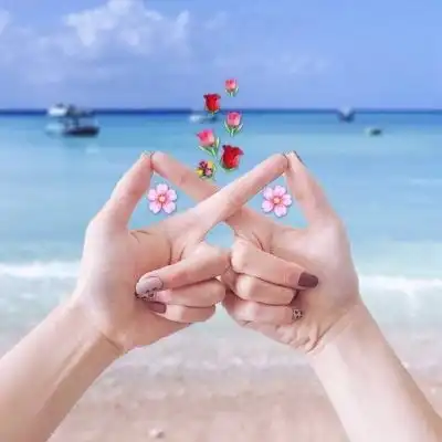 有趣可爱的手势简单比心的个性头像
