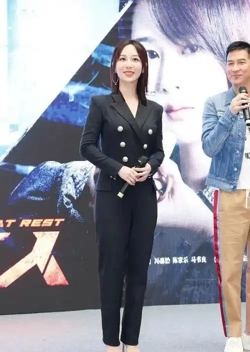 杨紫女大十八变,褪去以往的青涩少女感,西服上身真是气场又成熟
