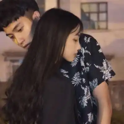 虐狗专用情头虐狗图片一张俩人亲吻一对
