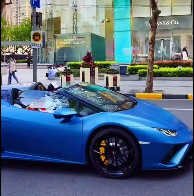邓超开顶级超跑陪孙俪逛街购物,两人车里有说有笑就像热恋的情侣
