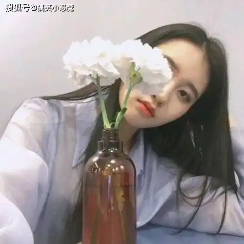 搞笑gif段子自己出去逛街,看见前边有对情侣秀恩爱
