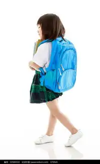 白背景前背书包抱书的小女孩高清图片下载红动网
