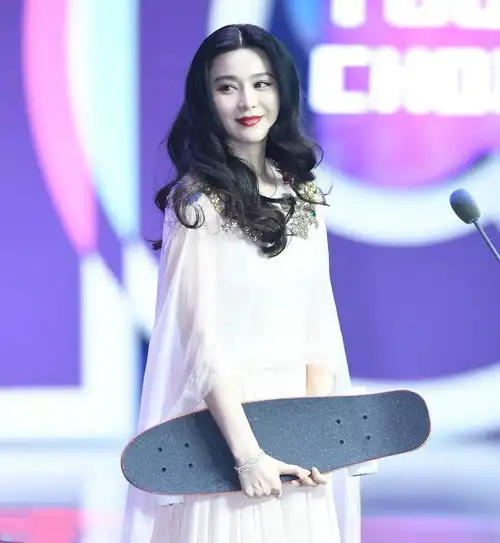 李菲儿同框范冰冰,网友李阿姨,你动作也忒浮夸了吧
