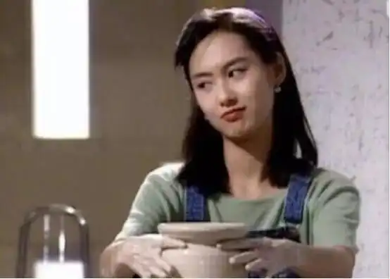 张柏芝的吊带,王祖贤破洞牛仔裤,朱茵的背带裤,港风女神来袭时尚

