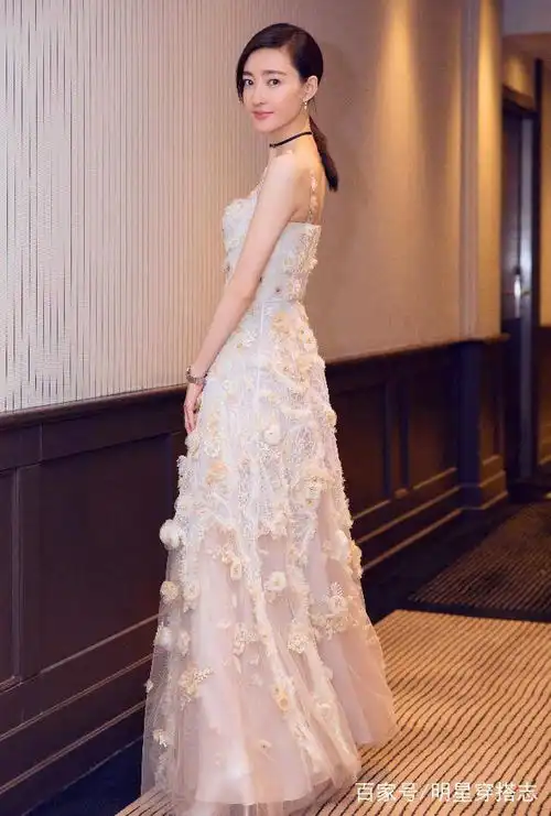让王丽坤演个蜘蛛精结果美艳众人,换了件小白裙后,果然不简单
