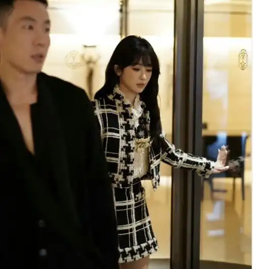 杨紫关晓彤同框关晓彤大长腿出圈,杨紫这次又被造型师连累
