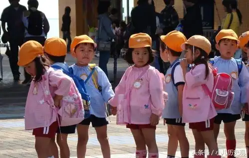 实拍日本三岁小孩,上学路上背着大书包,父母为啥从来不送
