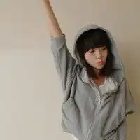 灰色背景一对两张情侣头像可是我找不到另外一张了求知道的人帮帮另一张是一个女生右手举起来的一样的衣服
