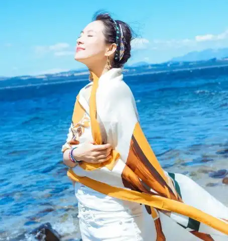 网曝参加完妻子的浪漫旅行的章子怡怀二胎看近期穿搭品时尚
