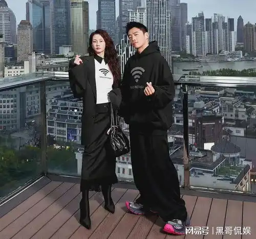 郑恺苗苗又发糖了穿情侣装大秀恩爱,奇特的视觉,网友很喜欢
