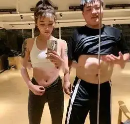为何电竞选手很丑,女朋友一个比一个漂亮网友卢本伟赵梦玥绝配
