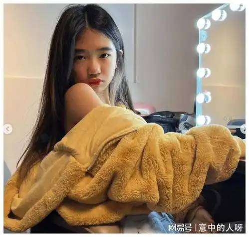 曹格女儿近照曝光,11岁grace整容式长大,自己化红唇美妆超有范
