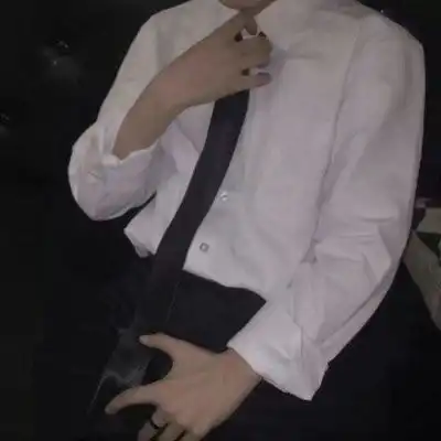 白衬衫简约侧脸男生头像
