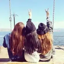 三个女孩手牵手的唯美背影
