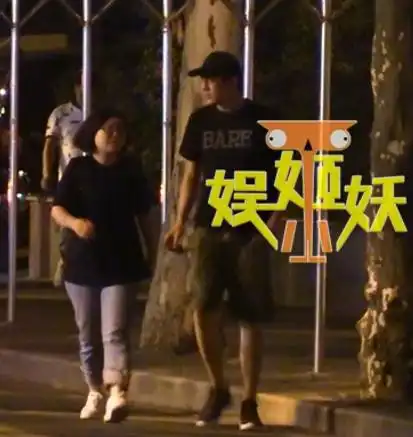 林更新王丽坤姐弟恋坐实别墅看房过夜,微信头像见端倪
