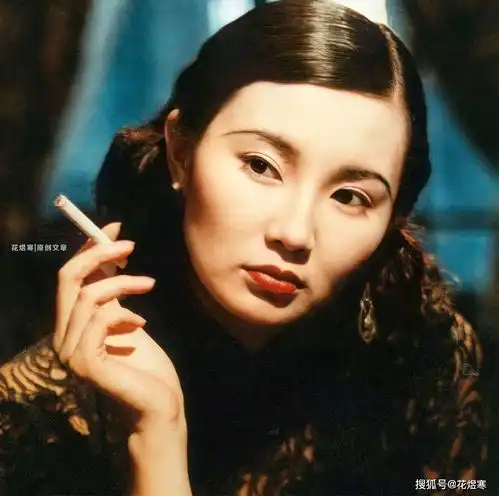 从花瓶蜕变为影后的张曼玉,虽经历了失败的婚姻却享受着爱情
