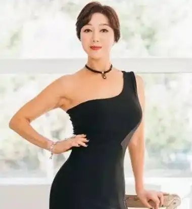 韩国64岁阿姨与儿子同框,魅力十足,坦言这项运动成就了她
