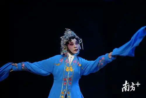 在中国戏剧最高奖上怒刷存在感主演编剧二合一夺梅,她至今是唯一人

