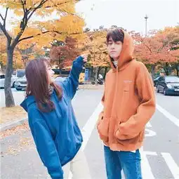 女生对男生说咱们有可能在一起吗男生说悬,但是男生还是会给女生评论朋友圈
