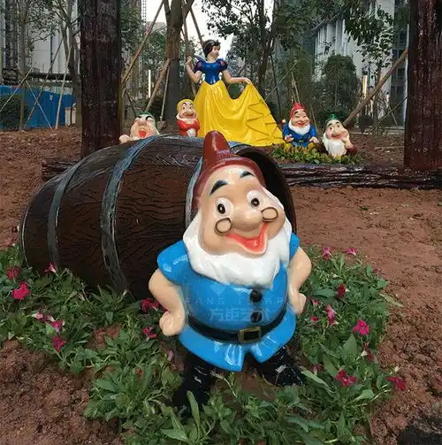 玻璃钢卡通雕塑,为游乐园里增添乐趣
