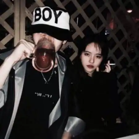 超拽的情侣头像一男一女傲气长在骨子里
