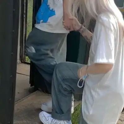 沈倦.一对两张优质真人情侣头像图源网络

