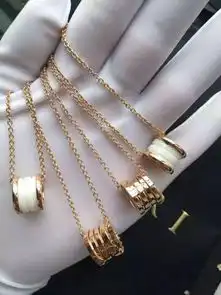 请教专业人士,我想买个宝格丽三环的戒指但我朋友一个纯金的是可以细微动的类似于弹簧另一个玫瑰金黑色

