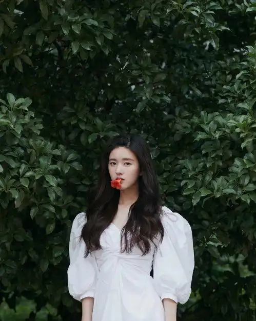 跟女明星学拍照,刘雯亮了
