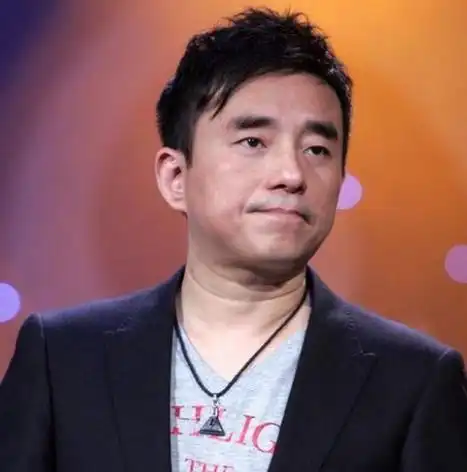 他原来是著名歌星,与富婆同居了16年被抛弃,如今55岁仍孤身一人
