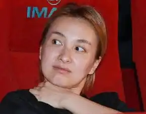 这些女星脸上的斑也太多了,要涂多厚的粉底才盖得
