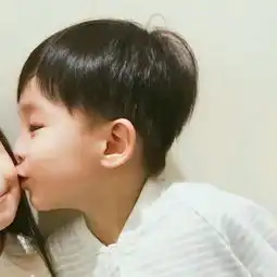两个小孩子的情头,没有剪切的原图
