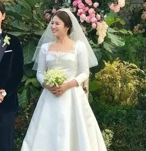 女明星穿婚纱,工藤静香惊艳,lisa小公主,iu女王既视感
