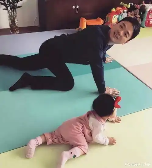 章泽天二胎生子后刘强东回国,孩子被质疑美国籍,夫妇俩国内赚钱国外花
