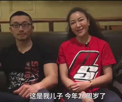 又一50岁健身阿姨走红,和儿子同框被误为情侣或姐弟
