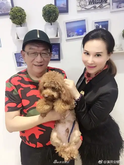组图相声大师侯耀华与女徒弟举止亲昵名牌包情侣表豪送不停
