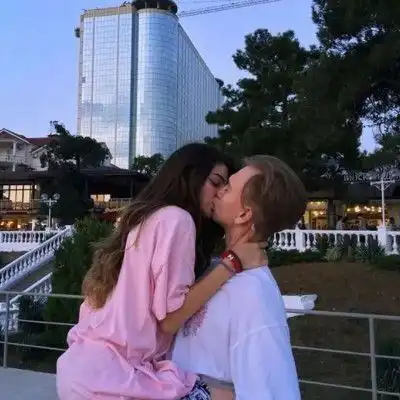 为什么女生接吻时喜欢闭眼,情感专家说出3原因,网友原来如此
