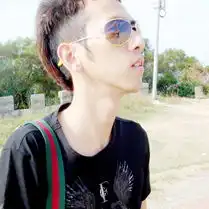 独自过圣诞的单身帅气男人头像
