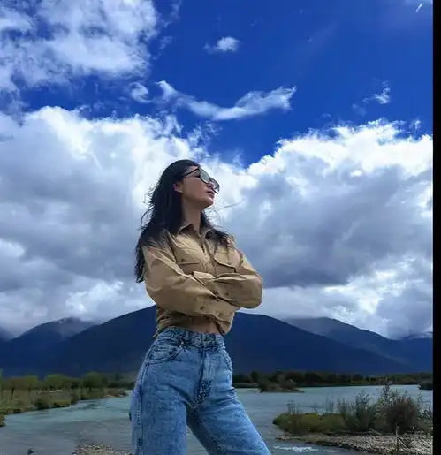 张馨予西藏旅游照,惬意舒适,小露蛮腰又美又飒
