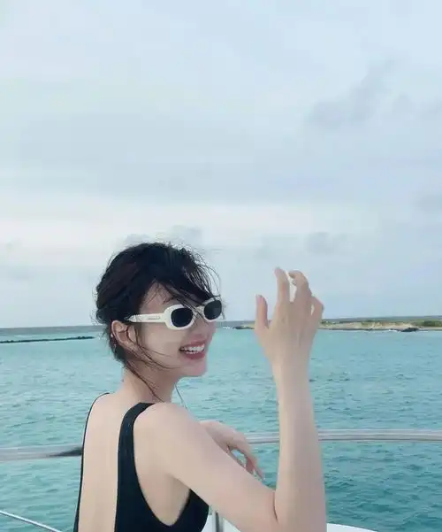 毛晓彤马尔代夫泳装照
