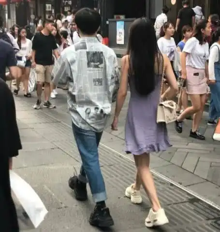 rookie与lpl美女小钰牵手逛街恋人实锤网友好酸啊
