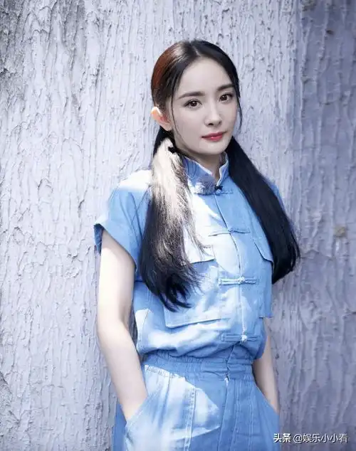 杨幂双马尾辫子的造型青春感扑面而来

