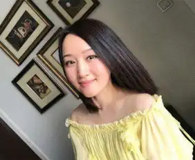 杨钰莹大年初二晒美照,47岁如怀春少女般,穿露肩裙似少女
