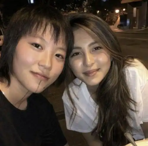窦靖童出席庆生派对一头短发戴棒球帽又酷又美,谢霆锋妈妈也在
