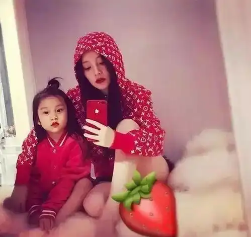 李小璐甜馨母女同框穿亲子装,勾起乃爸录节目的虐心回忆
