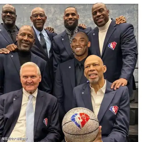 nba球迷将科比布莱恩特拍进了湖人队75大球星的合照中
